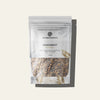 Standbeutel von Golden Elements mit Bienenbrot (Perga). Die Verpackung ist weiß mit goldenen Blättermotiven, zeigt durch ein Sichtfenster die fermentierten Blütenpollen und trägt die Aufschrift „100% fermentierte Blütenpollen direkt vom Imker