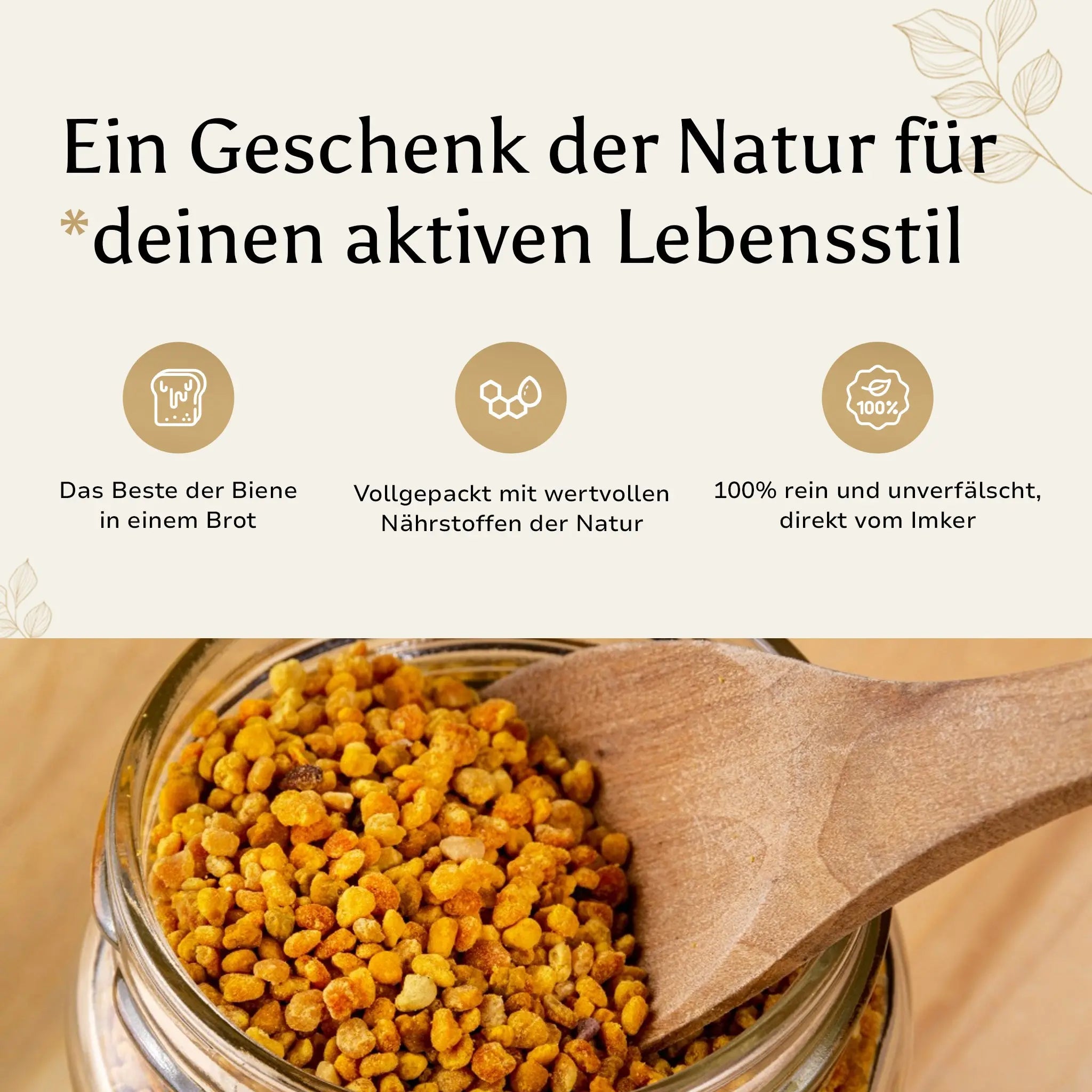 Nahaufnahme eines Glases mit goldgelbem Bienenbrot (Perga), in das eine Holzschaufel eingetaucht ist. Darüber ein Banner mit der Aufschrift 